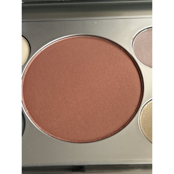 Models prefer Eight multi-faceted gemstone eye shadows & blush Pastel lite color - Picture 4 of 12